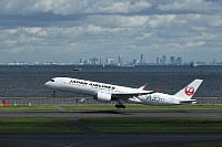 C滑走路から離陸するエアバス350-900