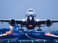 佳作「陽炎」ジェット噴流によって誘導灯の灯りが揺らいでいる（羽田空港）