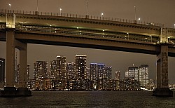 レインボーブリッジ方向から、都会のイルミネーションを眺む。